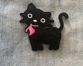 Zwarte kat met roze kraag opstrijkbare patch voor spijkerjasje kitty patch festivaloverdracht voor jas stoffen geborduurde patch zwarte kitten