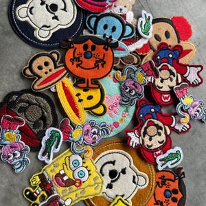 Mystery Pack met opstrijkbare patches, 4-6-delige Lucky Dip, verrassing, badge willekeurig assortiment, spijkerjasje tas kinderfilm cartoon geborduurd patc