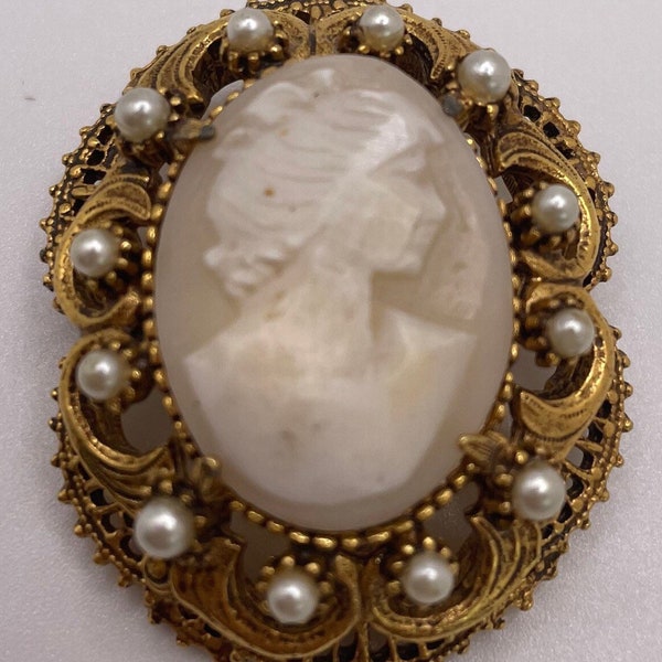 SIGNED FLORENZA vintage cameo carved in authentic shell.