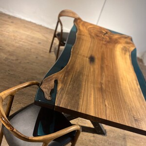 Individueller Nussbaum Epoxy Fluss Esstisch: Live Edge Resin Tisch