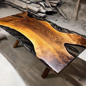カスタムライブエッジウォールナットエポキシ樹脂テーブル