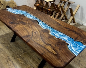 Mesa de resina oceánica personalizada con borde natural de madera y diseño decorativo
