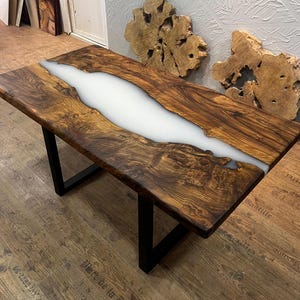 Personalisierter Walnuss Epoxidharz Tisch: Live Edge Bauernhaus Schreibtisch