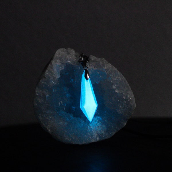 GLOW IN the DARK blauer Kristall mit Effekt und Edestahl Halskette / Esoterischer Schmuck für Partys und Alltag / Fantasy Halsketten / Witch