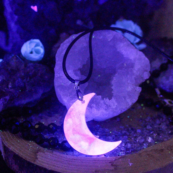 MAGIC MOON GLOW Halskette / Halbmond leuchtender Schmuck / aus Epoxidharz / blau lila / Esoterik witchcraft / Anhänger mit tollem Effekt