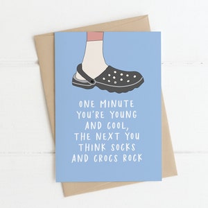 CARTÃO DE ANIVERSÁRIO | Meias e Crocs (2 cores) | Cartão de aniversário irlandês, cartão de aniversário engraçado, presentes irlandeses, cartão Crocs,