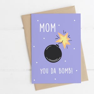 Cartão de Dia das Mães/Aniversário - MOM YOUDA BOMB! | Cartões engraçados, Cartão de Dia das Mães, Cartão de mãe, Cartão engraçado de mãe, Ideias de presentes para o dia das mães, Cartões de trocadilho
