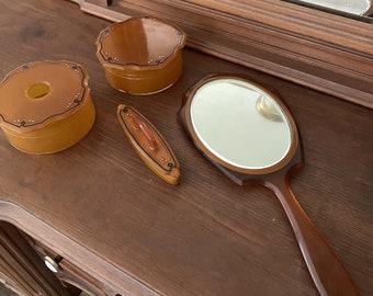 Ensemble de vanité art déco vintage - miroir à main, tampon de manucure pour les ongles, espaceur pour cheveux, boîte à poudre - celluloïd lucite bakélite ambré
