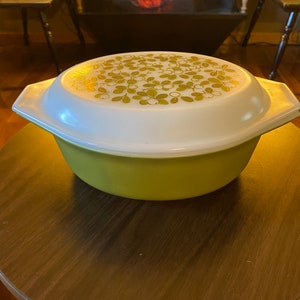 Pyrex Verde Olive Casserole & Candle Serving Cradle Olive, Avocado Green 043 1.5 Quart Vintage MCM image 2