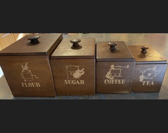 Boîte de cuisine en bois quatre (4) ensemble de pièces - vintage - farine, sucre, café et thé - vintage - MCM