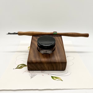 Porte-encre/peinture et repose-stylo en noyer