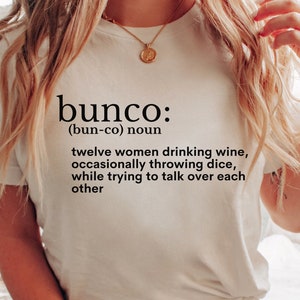Puede incluir: Camiseta blanca con un gr&aacute;fico negro que dice "bunco: (bun-co) noun twelve women drinking wine, occasionally throwing dice, while trying to talk over each other"
