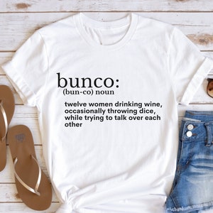Puede incluir: Camiseta blanca con un gr&aacute;fico negro que dice "bunco: (bun-co) noun twelve women drinking wine, occasionally throwing dice, while trying to talk over each other"