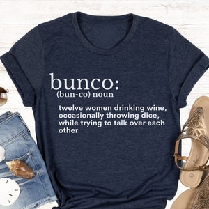 Puede incluir: Una camiseta azul marino con texto blanco que dice "bunco: (bun-co) sustantivo doce mujeres bebiendo vino, tirando dados ocasionalmente, mientras intentan hablar por encima de cada una"