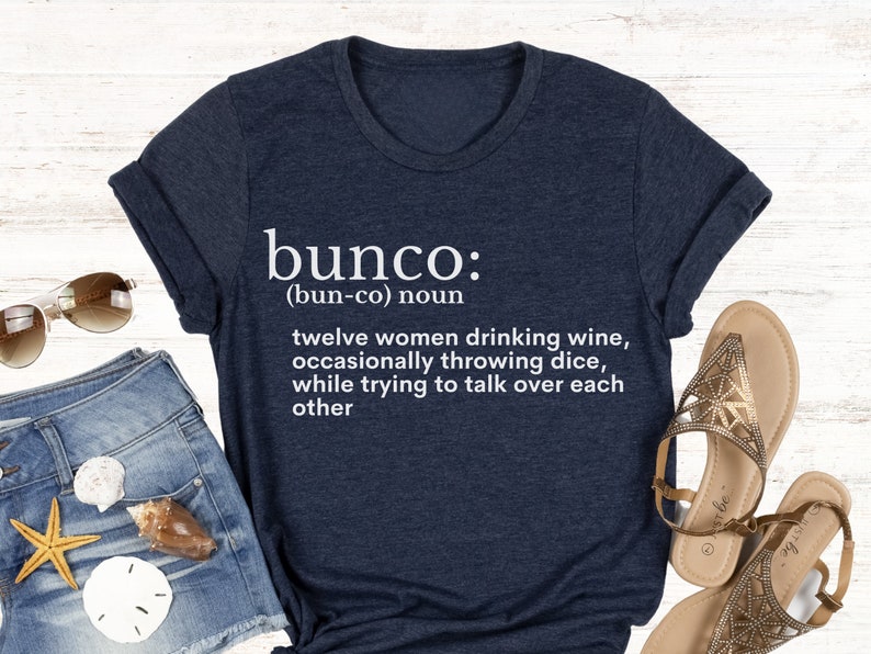 Puede incluir: Una camiseta azul marino con texto blanco que dice "bunco: (bun-co) sustantivo doce mujeres bebiendo vino, tirando dados ocasionalmente, mientras intentan hablar por encima de cada una"