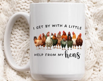Puede incluir: Taza de cerámica blanca con un gráfico en blanco y negro de una línea de pollos. El texto dice "I get by with a little help from my hens".
