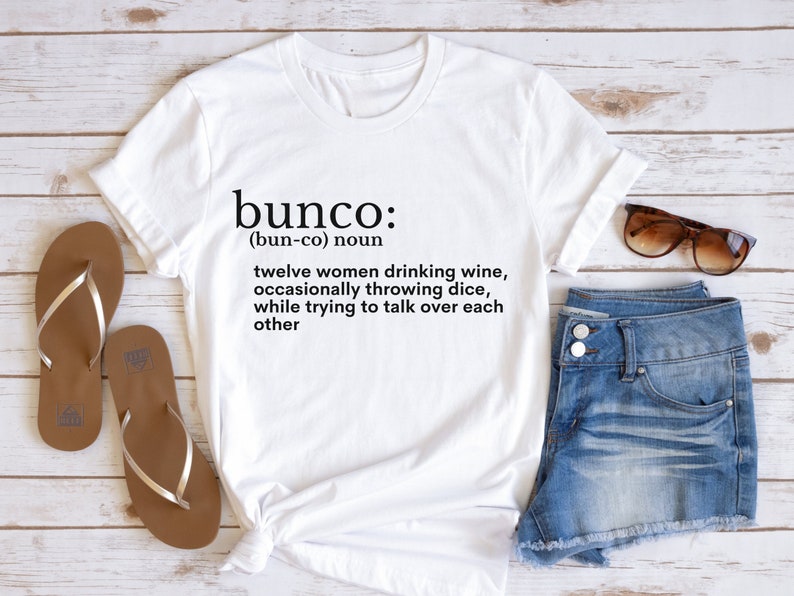 Puede incluir: Camiseta blanca con un gr&aacute;fico negro que dice "bunco: (bun-co) noun twelve women drinking wine, occasionally throwing dice, while trying to talk over each other"