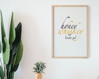 Honey Whiskey Kinda Gal, Minimalistische Quote Print, Instant Download, Cadeau voor Whiskey Lovers, Home Decor, Digitale Print.