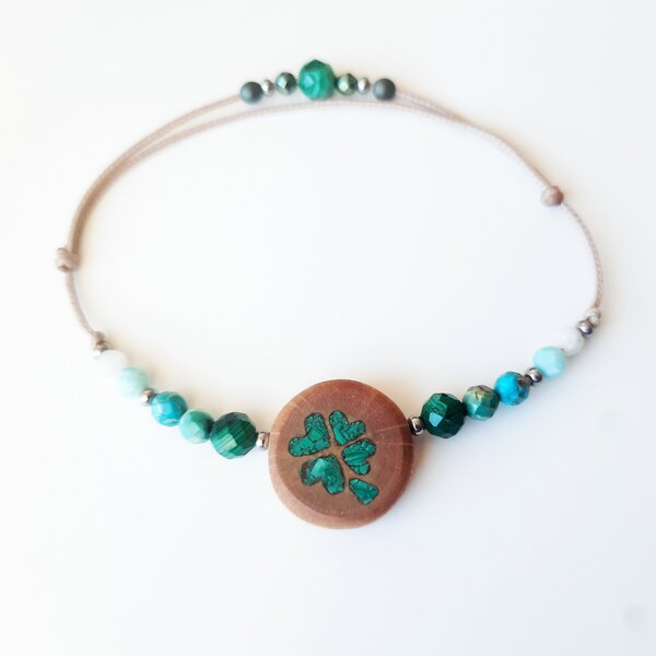 Bracelet pour la chance. Talisman au trèfle et malachite. Bracelet fait main en bois et pierres précieuses sur une ficelle.