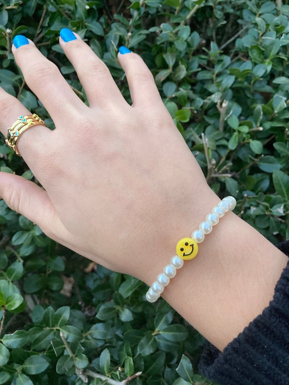 Smiley pearl bracelet deals