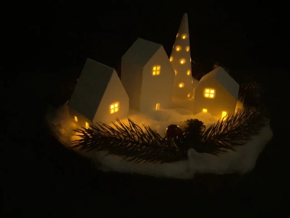Weihnachtsdorf Set - 3 Häuser, 1 Turm mit Beleuchtungsoption