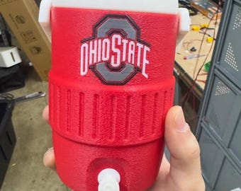 Soporte para latas de bebidas deportivas impreso en 3D / Enfriador de latas personalizado con nombre o logotipo