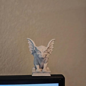 Figura de gárgola guardiana: monitor vigilante