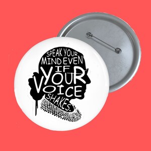 Könnte beinhalten: Weißer Knopf mit einer schwarzen Silhouette von Ruth Bader Ginsburg und dem Text "Speak your mind even if your voice shakes."