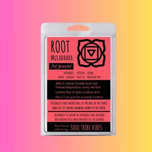 Op de afbeelding: Een rode en zwarte kaars met de woorden "ROOT MULADHARA Feel Grounded" en een rood chakra-symbool. De kaars is gelabeld met de gebruikte etherische oliën: Patchouli, Vetiver en Ceder. De tekst bevat ook de gebruikte kristallen: Granaat, Obsidiaan, Tijgeroog en Paardenbloemwortel. De kaars is handgegoten en gemaakt door Soul Tribe Vibes.