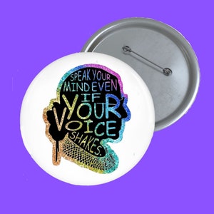 Może przedstawiać: Biały guzik z tęczowym wzorem z brokatem przedstawiający sylwetkę głowy kobiety i tekst "Speak your mind even if your voice shakes."