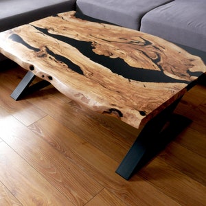 Maßgeschneiderter Epoxid-Couchtisch, individueller Couchtisch, Wohnzimmer, Wohnzimmertisch, Live Edge Table, Tisch aus Olivenholz Bild 1