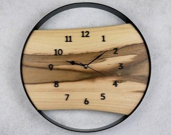 Horloge murale unique en bois de noyer - Fabriquée à la main !