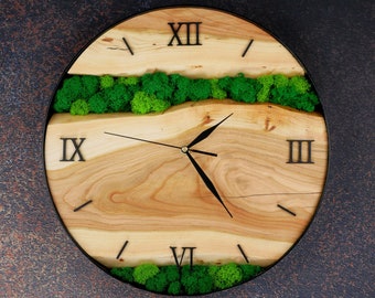 Horloge murale faite sur mesure avec de la mousse. Horloge avec mousse pour le salon, la chambre, le bureau.