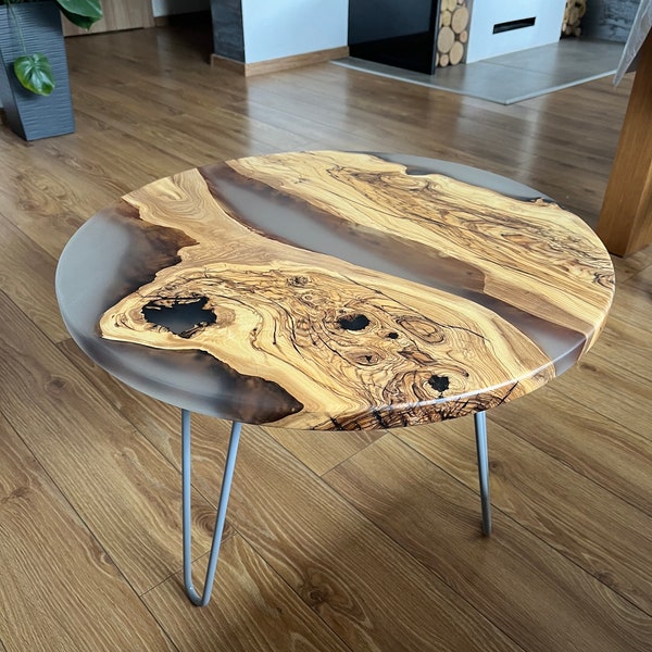 Table basse ronde unique et personnalisée en bois d'olivier et époxy - fabriquée à la main