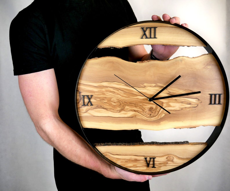 Horloge murale olive sur mesure. Horloge murale pour le salon, la chambre, le bureau. image 1