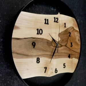 Horloge murale unique en bois de noyer 45 cm Faite à la main image 6