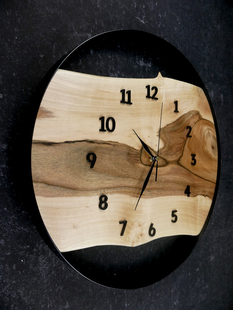 Horloge murale unique en bois de noyer 45 cm Faite à la main image 6