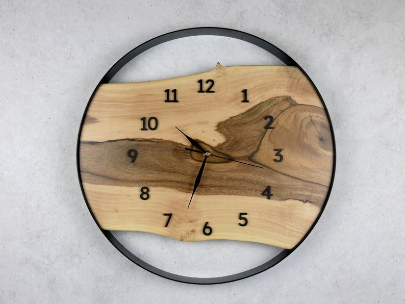 Horloge murale unique en bois de noyer 45 cm Faite à la main image 1