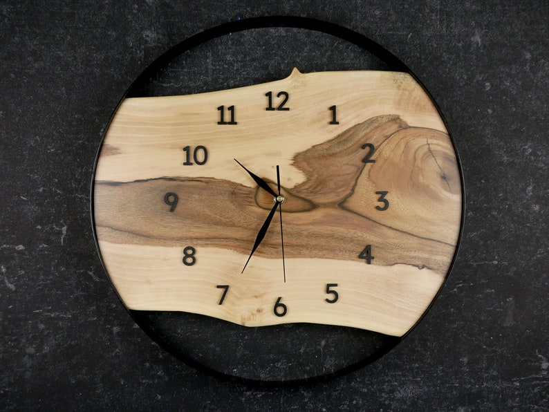 Horloge murale unique en bois de noyer 45 cm Faite à la main image 5