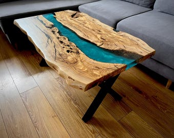 Tavolino da caffè unico in legno d'ulivo e resina epossidica, realizzato a mano con la massima attenzione ai dettagli.