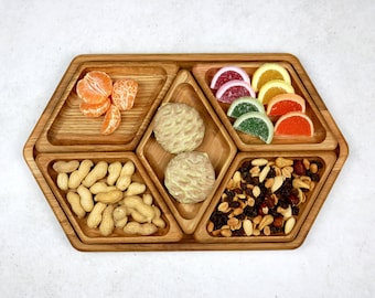 Exklusives Tablett aus Eichenholz mit Fächern für Snacks – einzigartiges Geschenk für jeden Anlass!