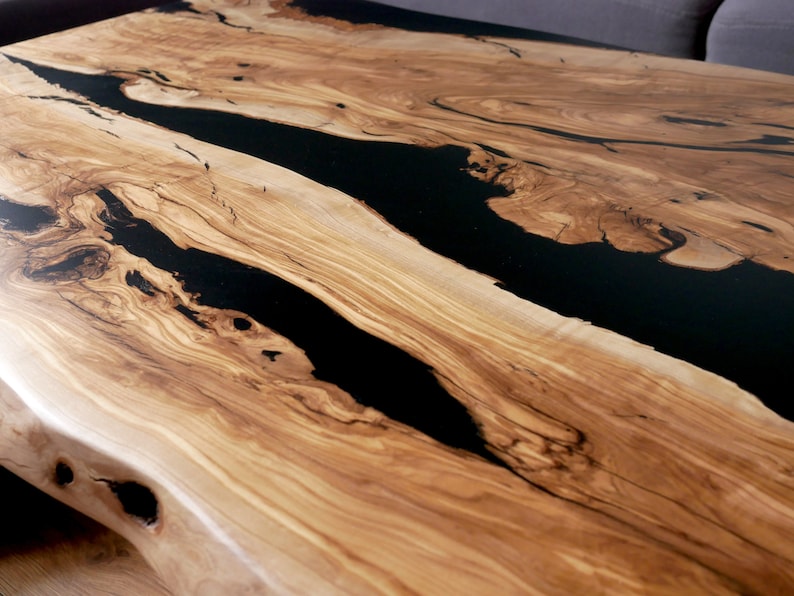 Maßgeschneiderter Epoxid-Couchtisch, individueller Couchtisch, Wohnzimmer, Wohnzimmertisch, Live Edge Table, Tisch aus Olivenholz Bild 6