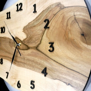 Horloge murale unique en bois de noyer 45 cm Faite à la main image 4