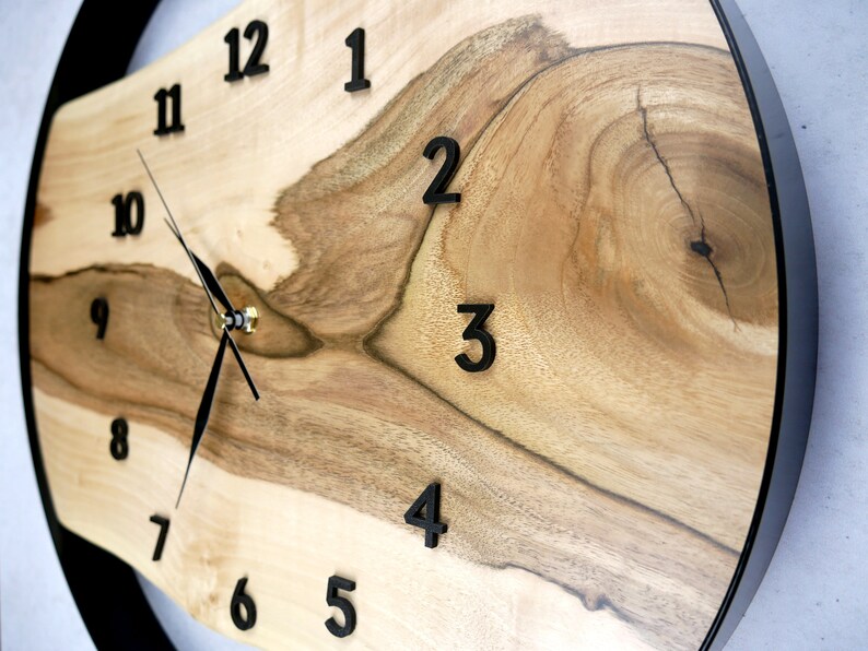Horloge murale unique en bois de noyer 45 cm Faite à la main image 4