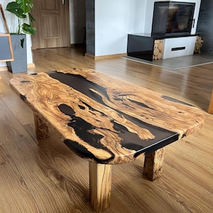 Table fabriquée en olivier massif très rare et précieux «Ton