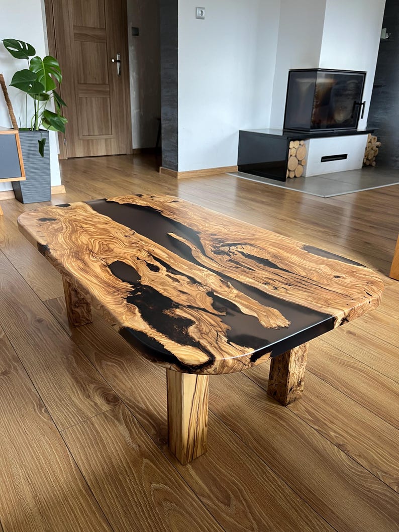 Table en olivier et résine transparente - un chef-d'œuvre