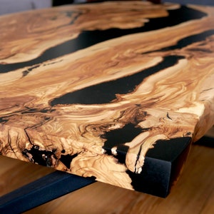 Maßgeschneiderter Epoxid-Couchtisch, individueller Couchtisch, Wohnzimmer, Wohnzimmertisch, Live Edge Table, Tisch aus Olivenholz Bild 7