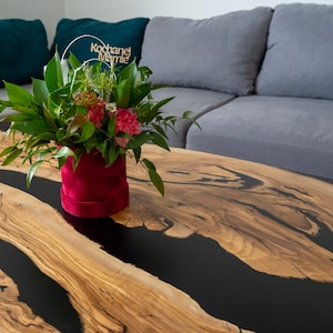 Maßgeschneiderter Epoxid-Couchtisch, individueller Couchtisch, Wohnzimmer, Wohnzimmertisch, Live Edge Table, Tisch aus Olivenholz Bild 4