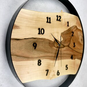 Horloge murale unique en bois de noyer 45 cm Faite à la main image 3