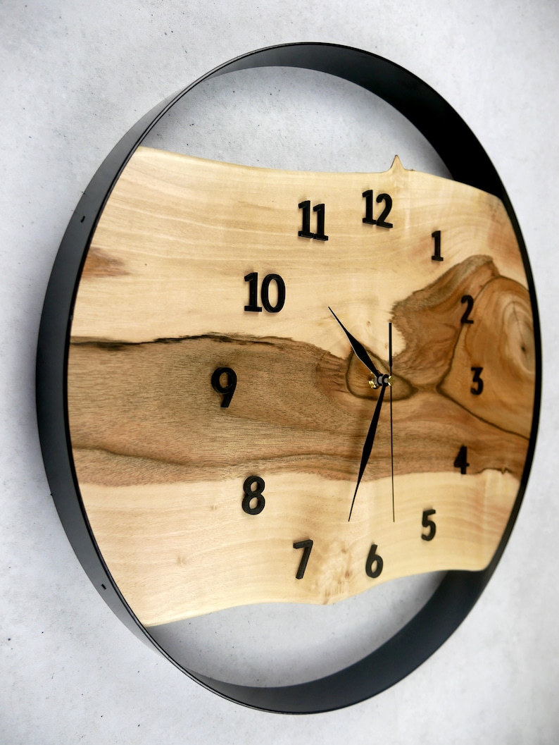 Horloge murale unique en bois de noyer 45 cm Faite à la main image 3